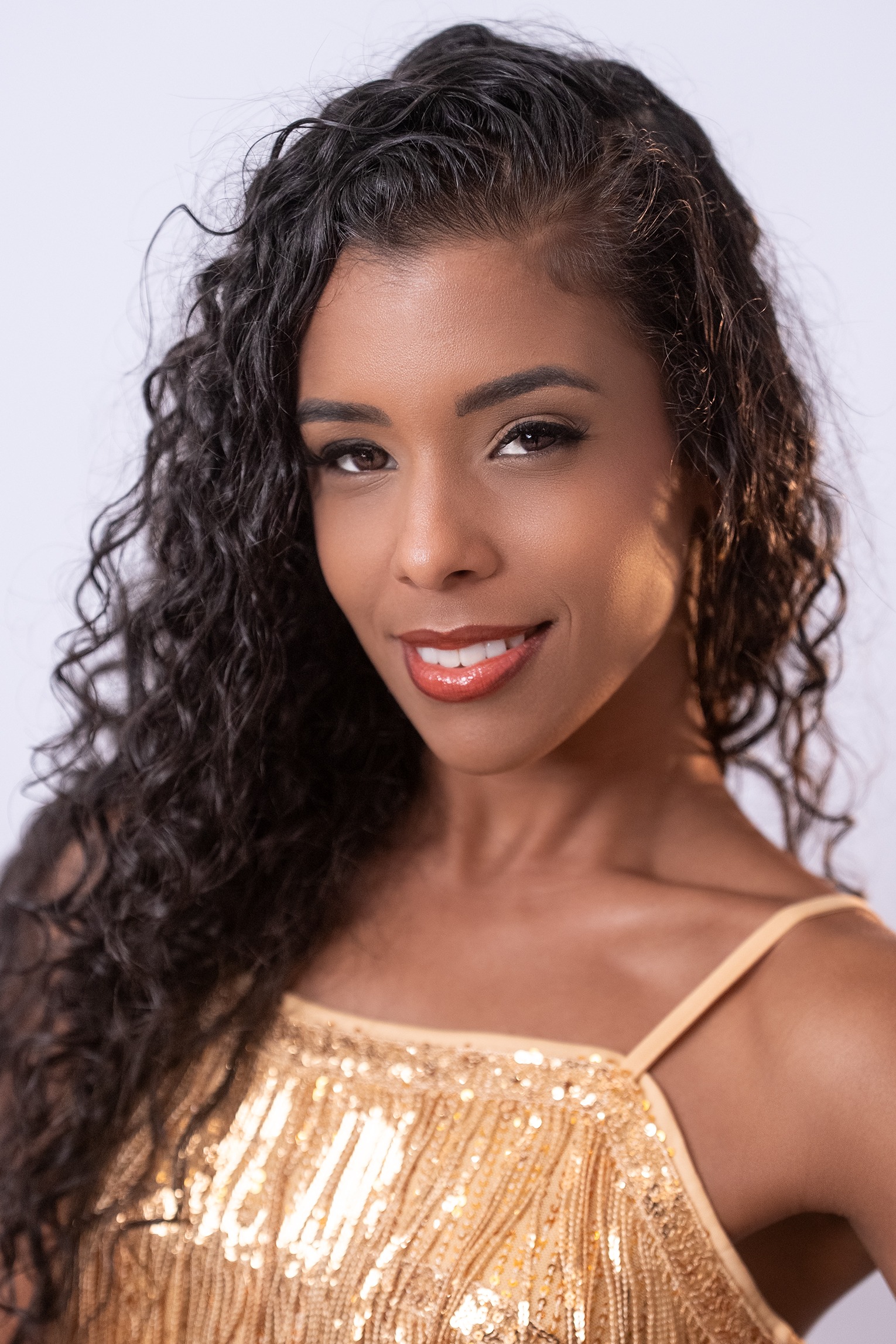Sheila Leyes Soria contestant #121 Miss Nova Femina portrait in gold dress