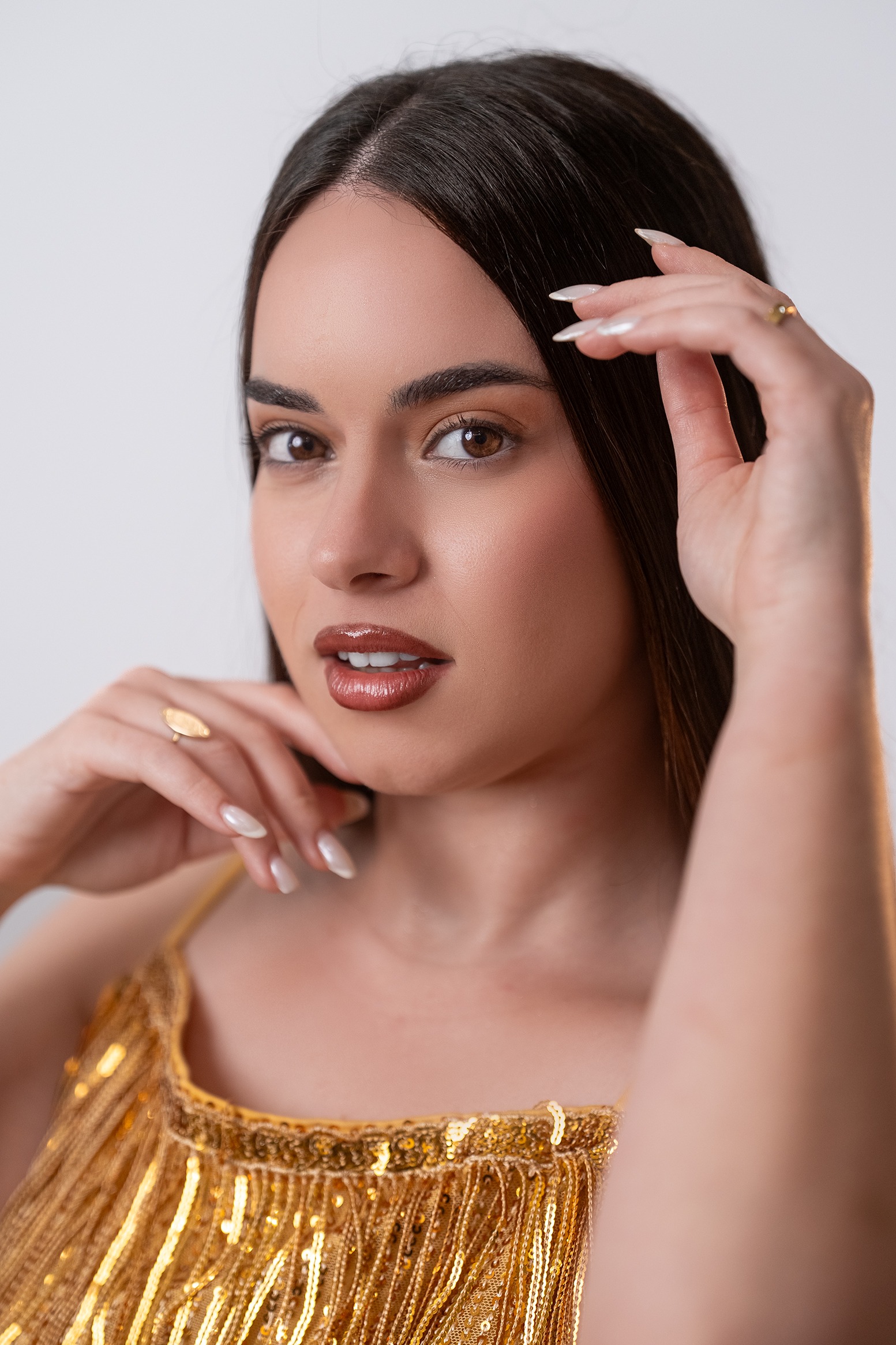 Amelia Alonso Barrera contestant #136 Miss Nova Femina portrait in gold dress