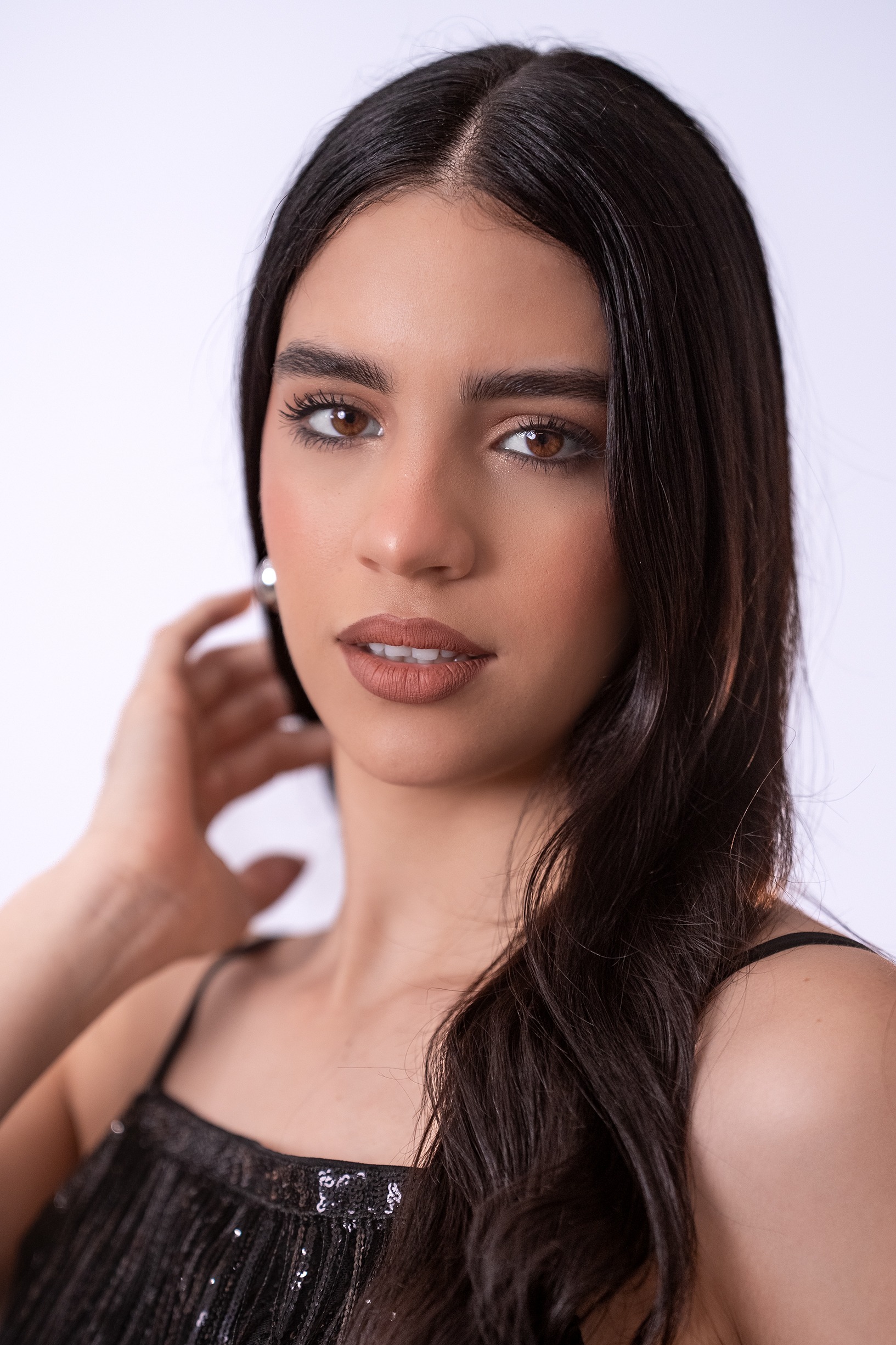 Yisselys de la Caridad Pérez Chaos contestant #151 Miss Nova Femina portrait in black dress