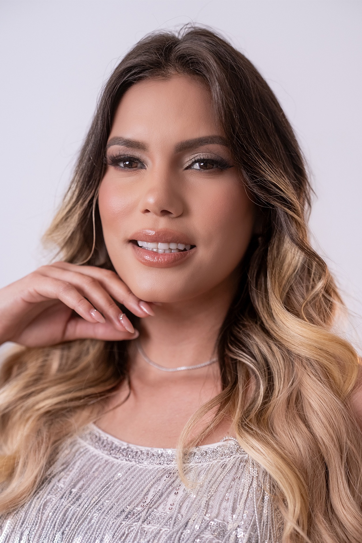 Foto de Laura Mercader García, concursante #26 de Miss Nova Fémina, en retrato profesional con vestido plateado.