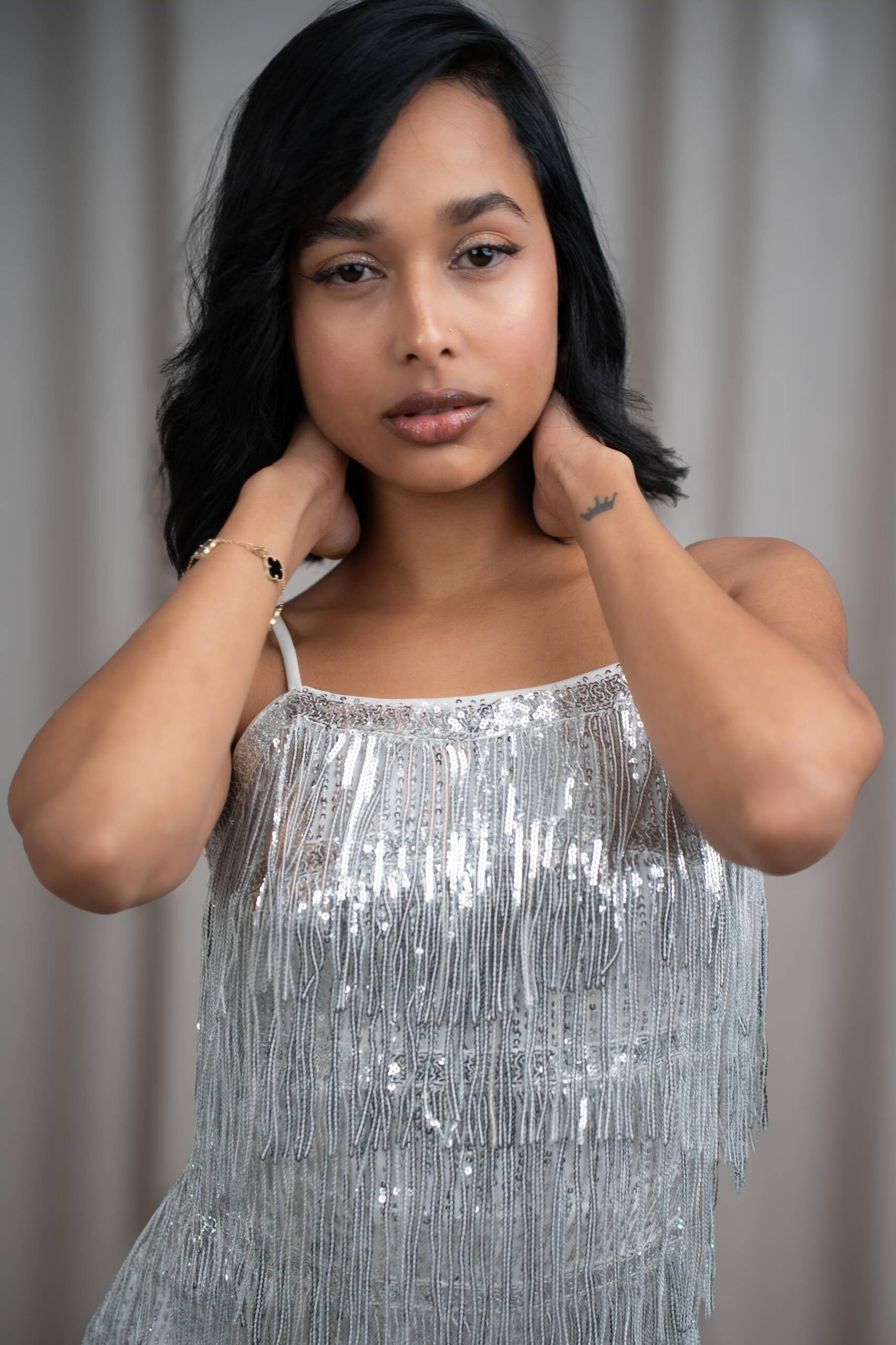 Retrato de Elianys Podio Estupiñán, concursante número 69 de Miss Nova Fémina, luciendo un elegante vestido plateado.