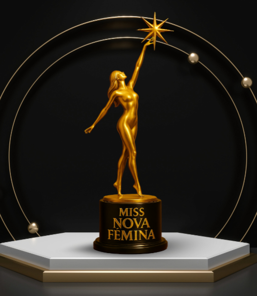Trofeo dorado de Miss Nova Fémina sobre base blanca y negra, figura femenina estilizada elevando una estrella, con fondo oscuro y arcos metálicos decorativos.